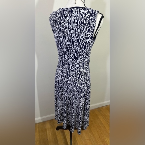 Jessica H sz 6 dress in a blue  and white print. Midi length. The top is.lined - Picture 3 of 13